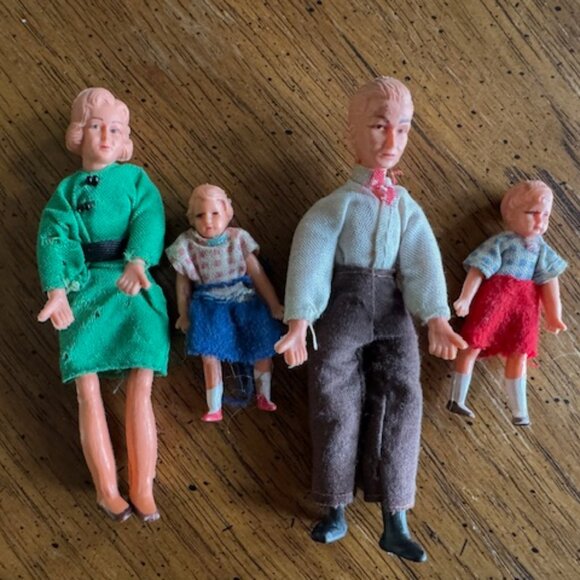 Set of 4 family vintage bendable posable dollhouse dolls - Picture 1 of 3